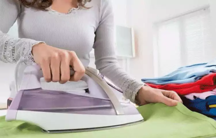 برق انداختن اتو روی لباس