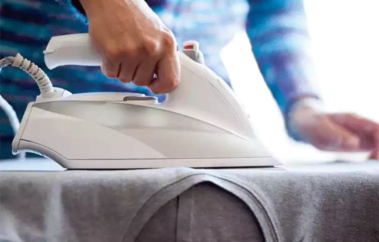 برق انداختن اتو روی لباس