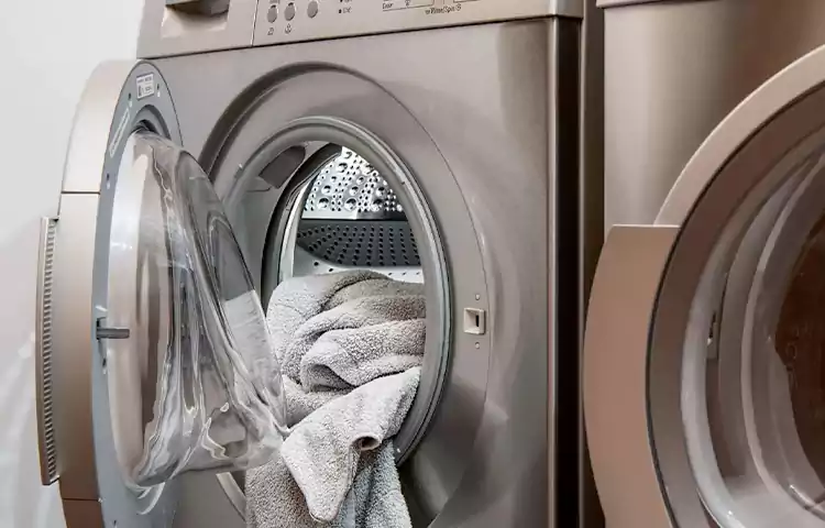 دلیل بو گرفتن لباس‌ها بعد از شستن با لباسشویی