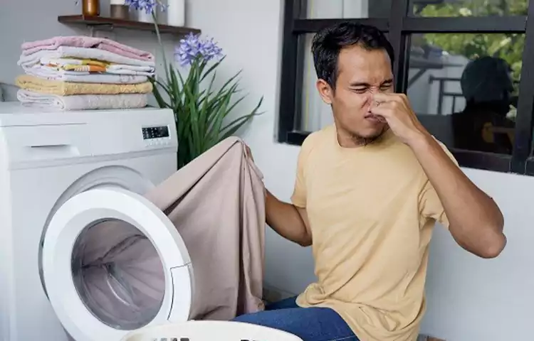 دلیل بو گرفتن لباس‌ها بعد از شستن با لباسشویی