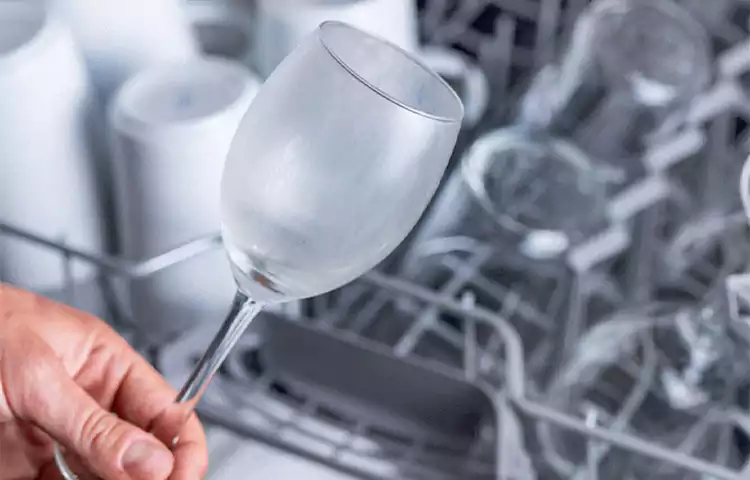 علت کدر شدن ظروف در ماشین ظرفشویی و راه‌های رفع آن