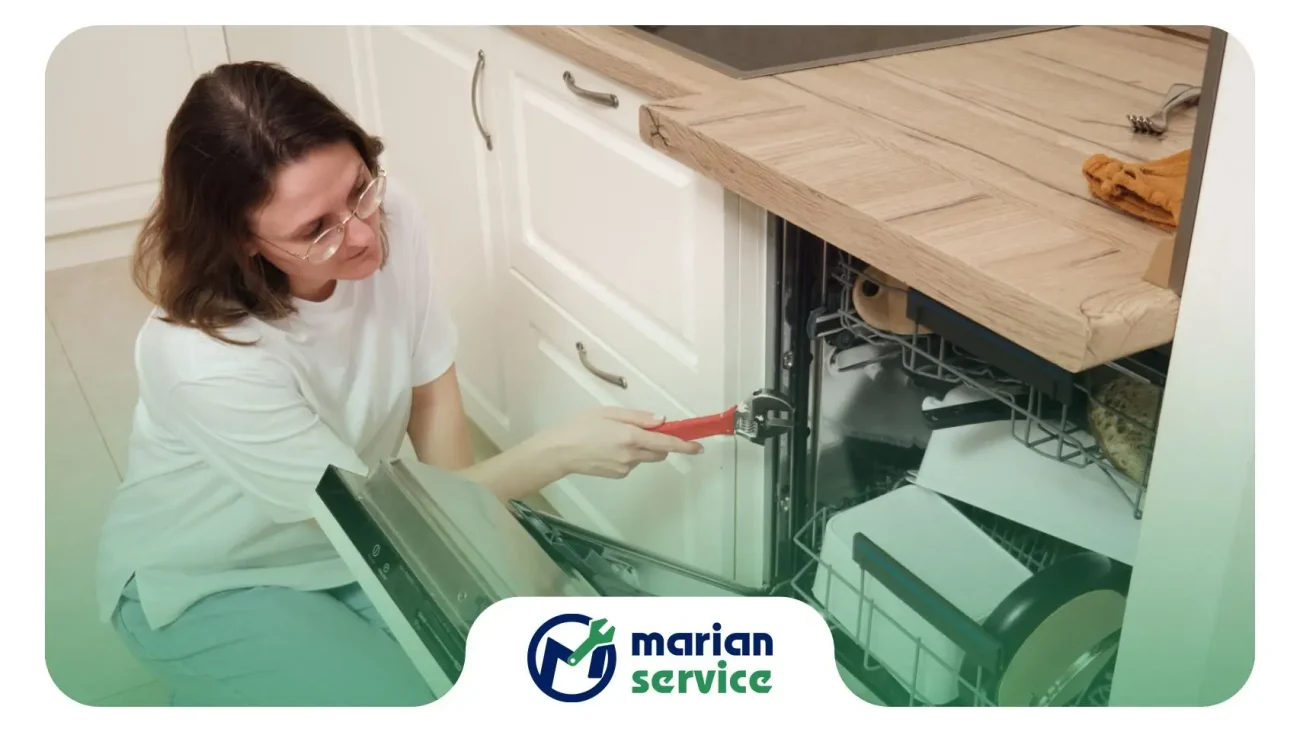 تعمیرکار در حال تعویض لاستیک درب ماشین ظرفشویی